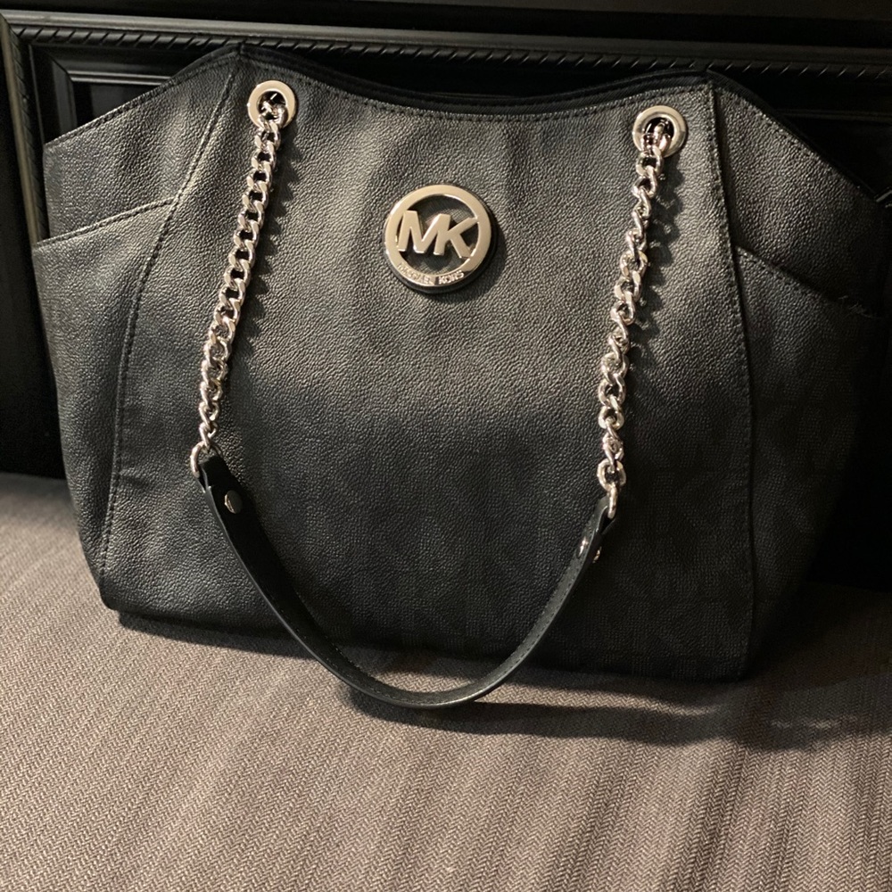 Michael kors bag super good condition ! 100$